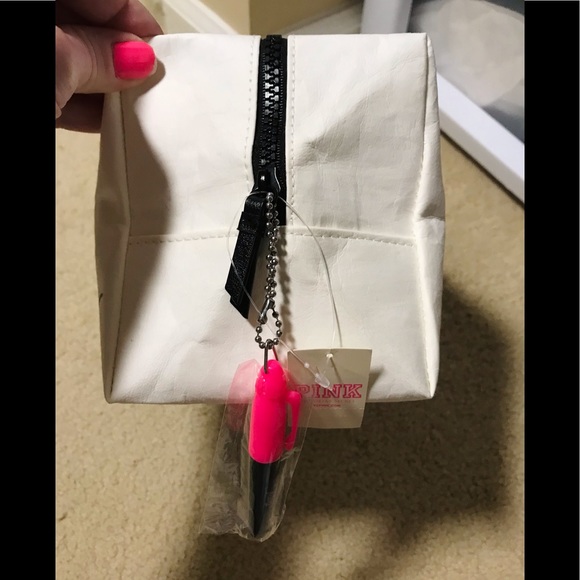 🆕🔥🦋2/30$PINK BY VS SUPER CUTE MAKEUP BAG/TOILETRIES/URL W/SHARPIE DETACHABLE - Picture 5 of 15